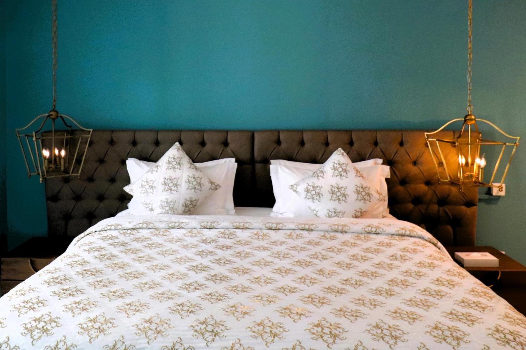 Lagoona Beach Luxury Resort And Spa Манама Экстерьер фото A bed with a duvet