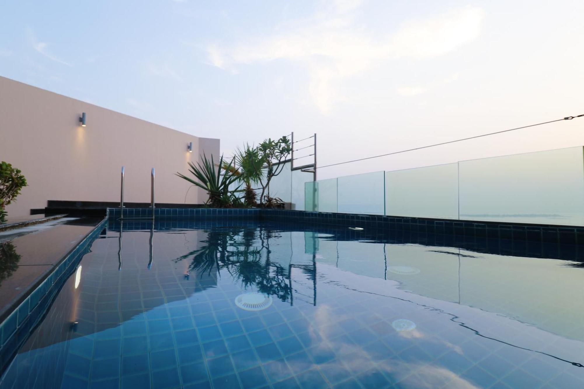 Lagoona Beach Luxury Resort And Spa Манама Экстерьер фото Rooftop pool at the hotel