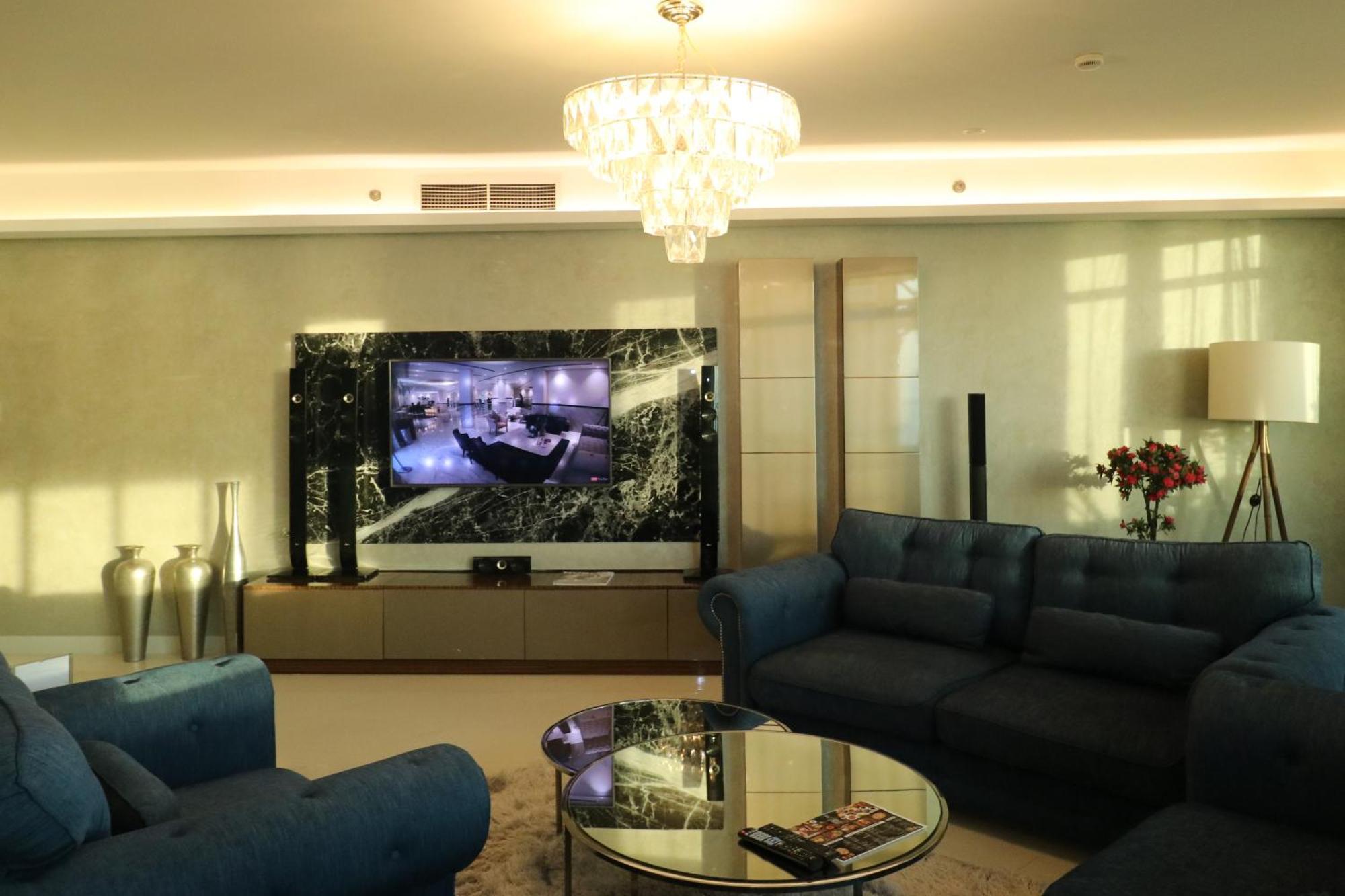 Lagoona Beach Luxury Resort And Spa Манама Экстерьер фото A living room with a television