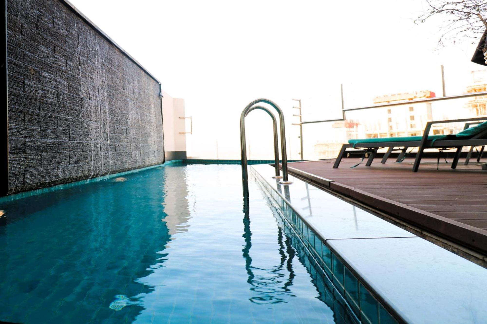 Lagoona Beach Luxury Resort And Spa Манама Экстерьер фото The rooftop pool at the hotel