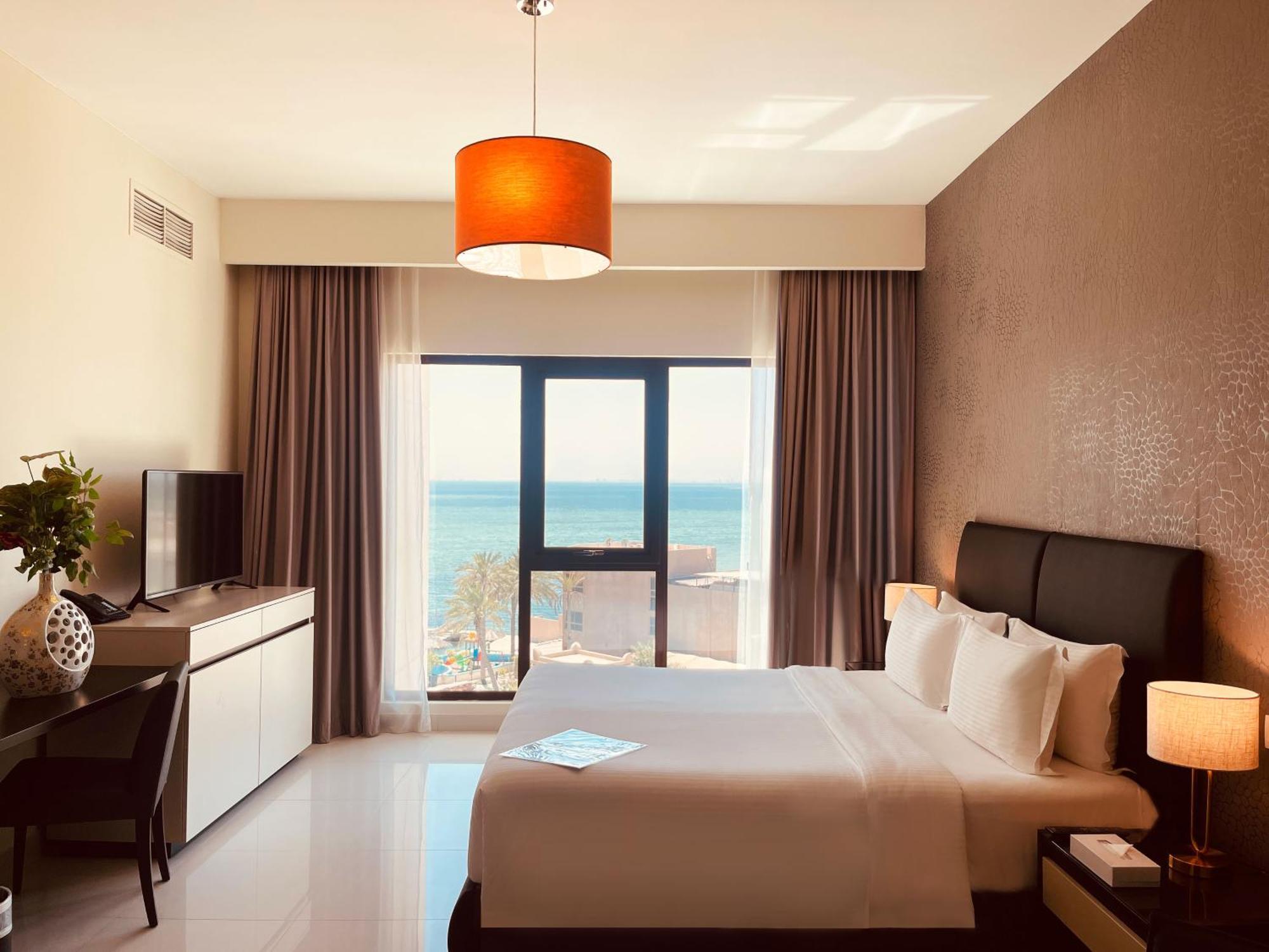 Lagoona Beach Luxury Resort And Spa Манама Экстерьер фото A bedroom at the hotel
